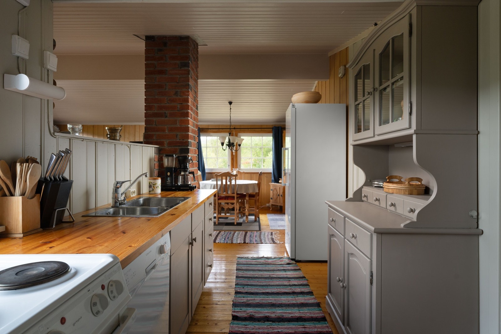 Kjøkken med benkeplate i heltre og profilerte fronter Galleribilde