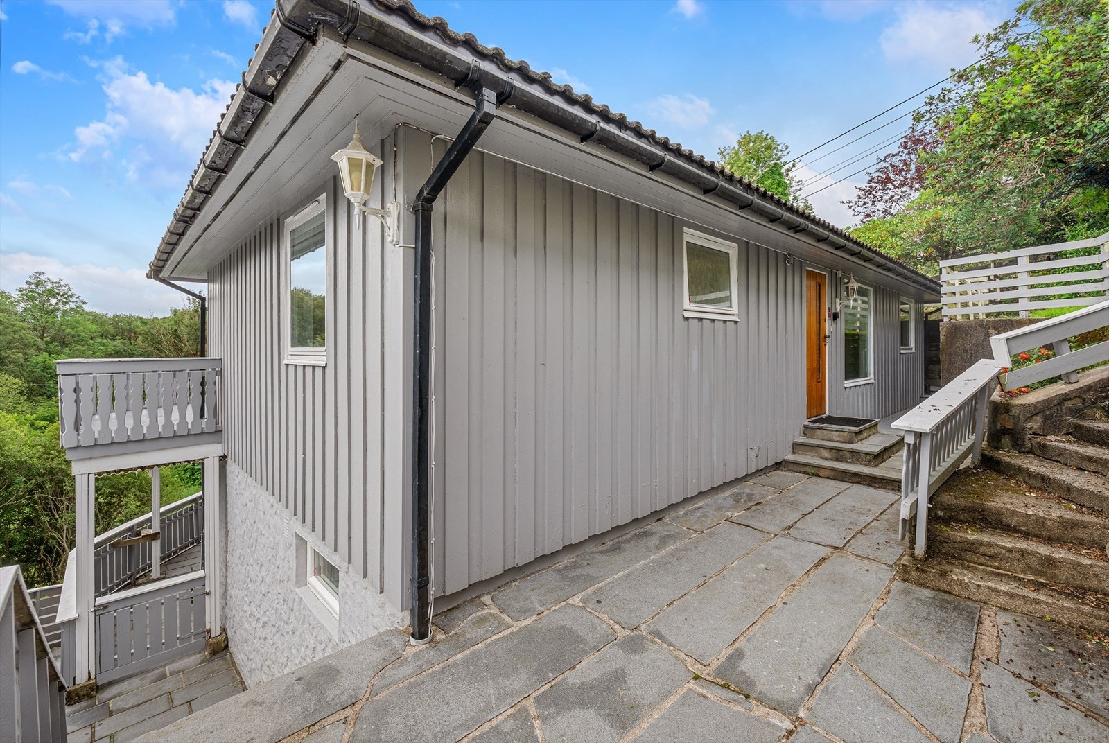 Hoveddelen og hageleiligheten har separerte inngangspartier. Galleribilde