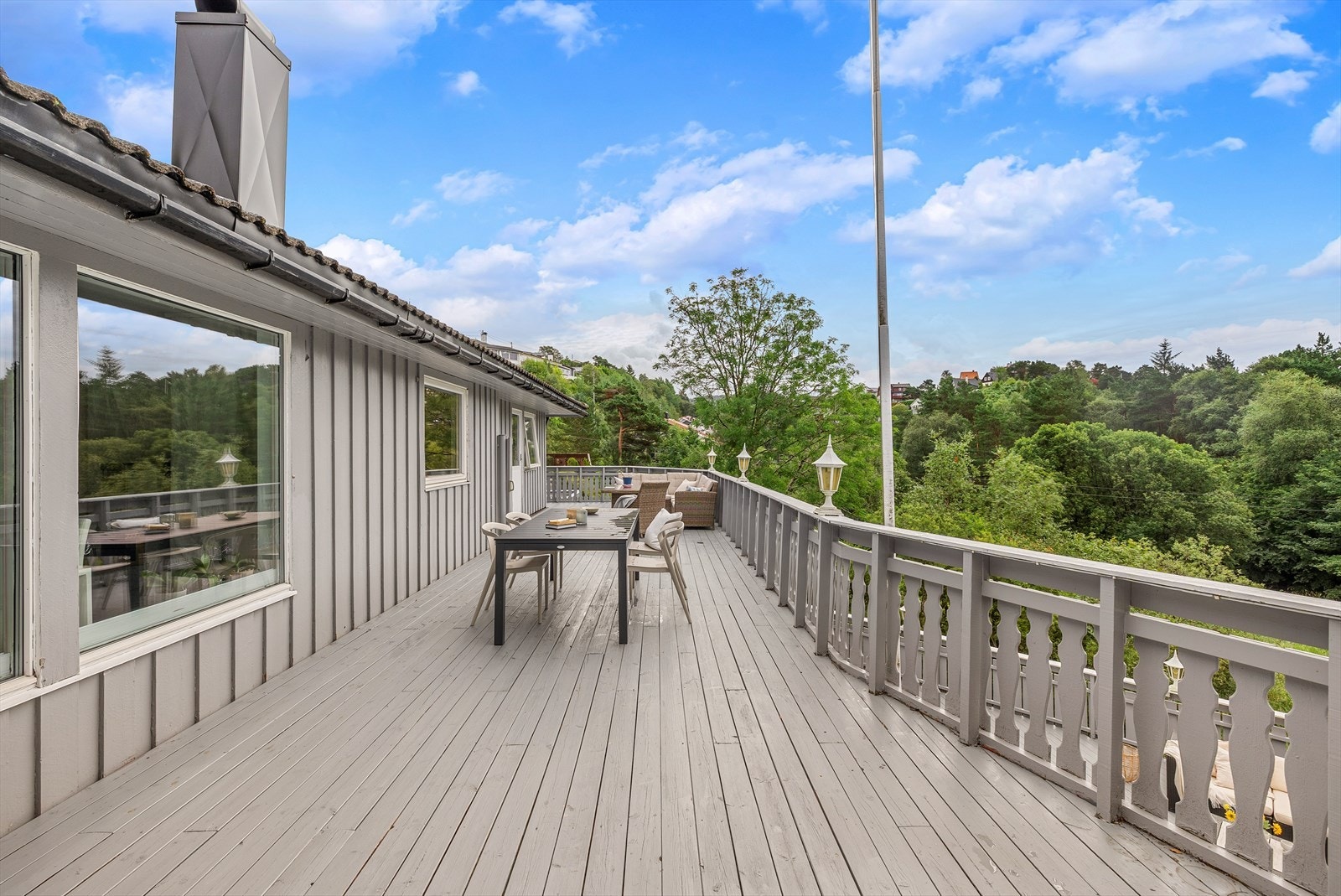 Fra stuen er det utgang til en stor balkong. Galleribilde