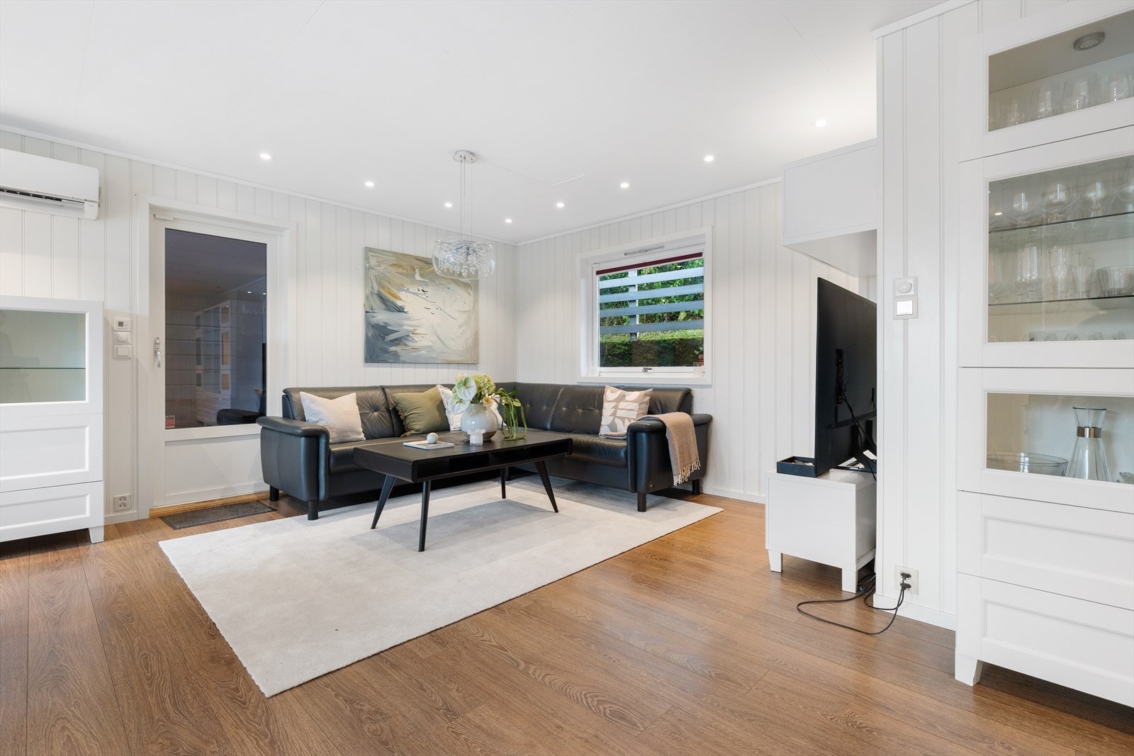 Romslig stue med utgang til overbygget vinterhage. Galleribilde