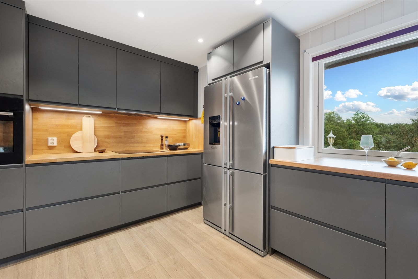 Alle kjøkkenets hvitevarer medfølger. Galleribilde