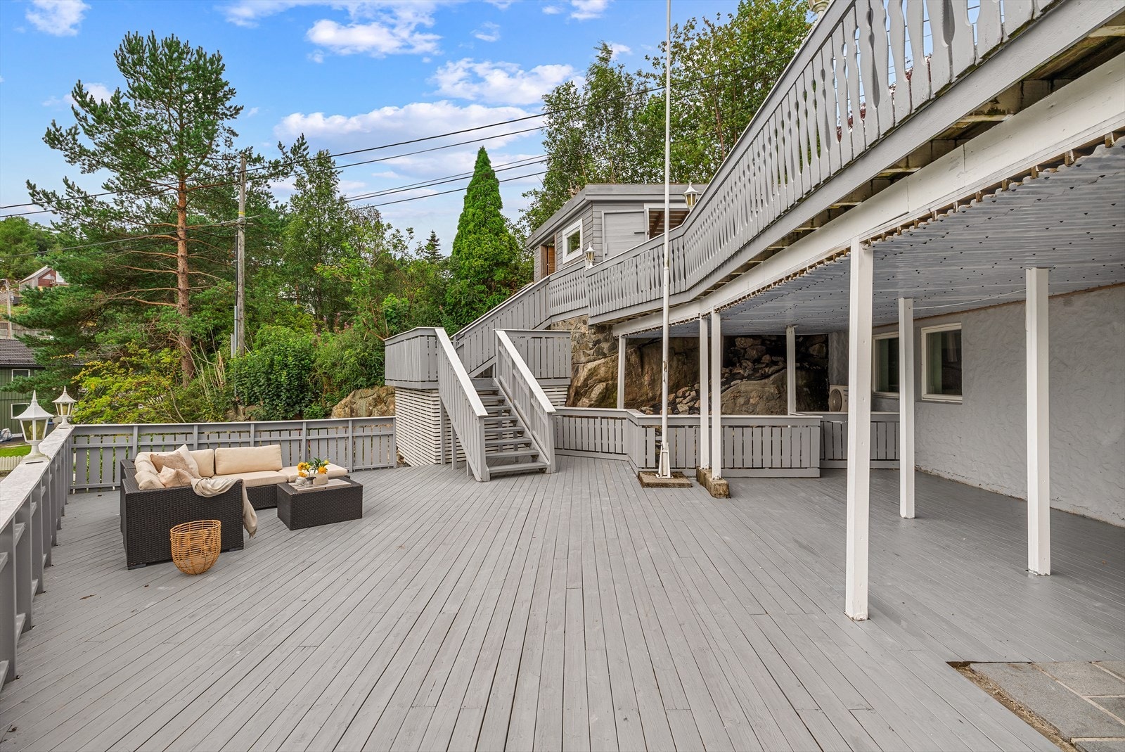 Eiendommen byr på flere flotte solrike uteplasser. Galleribilde