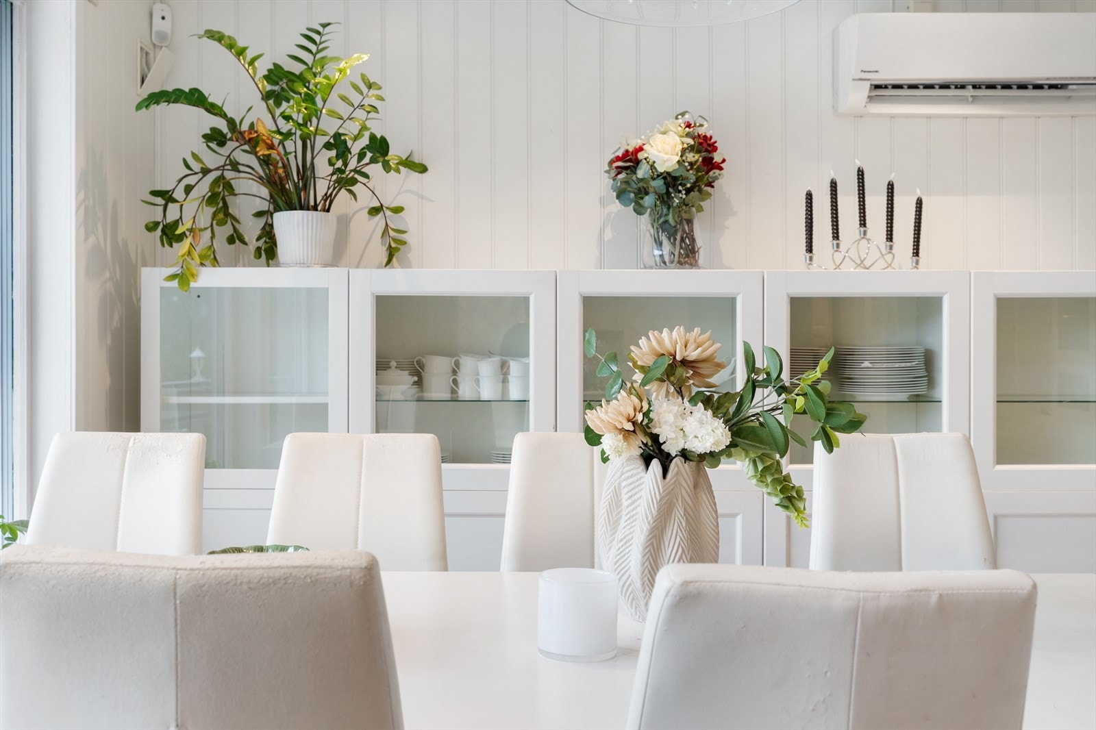 Stuen rommer en romslig spisestue hvor du kan invitere venner og familie på til hyggelige middagsselskaper. Galleribilde