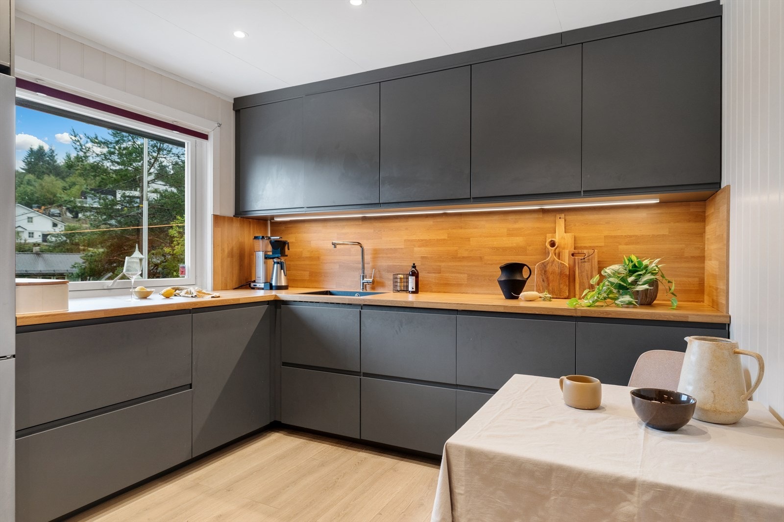 Kjøkkenet er fra 2024 og er levert av IKEA. Galleribilde