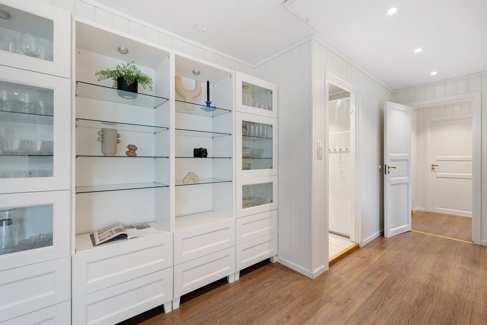 Fra entreen blir du naturlig ført videre til stue og kjøkkendelen av boligen. Galleribilde