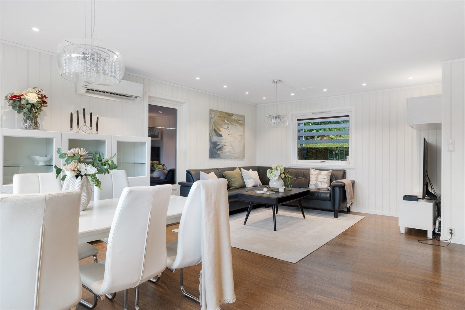 Det er montert varmepumpe i stuen som gir en behagelig temperatur i boligen hele året. Galleribilde