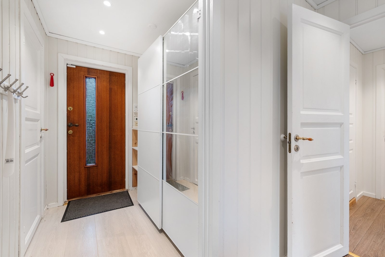 Velkommen inn i en romslig entré med en fin skyvedørsgarderobe. Galleribilde