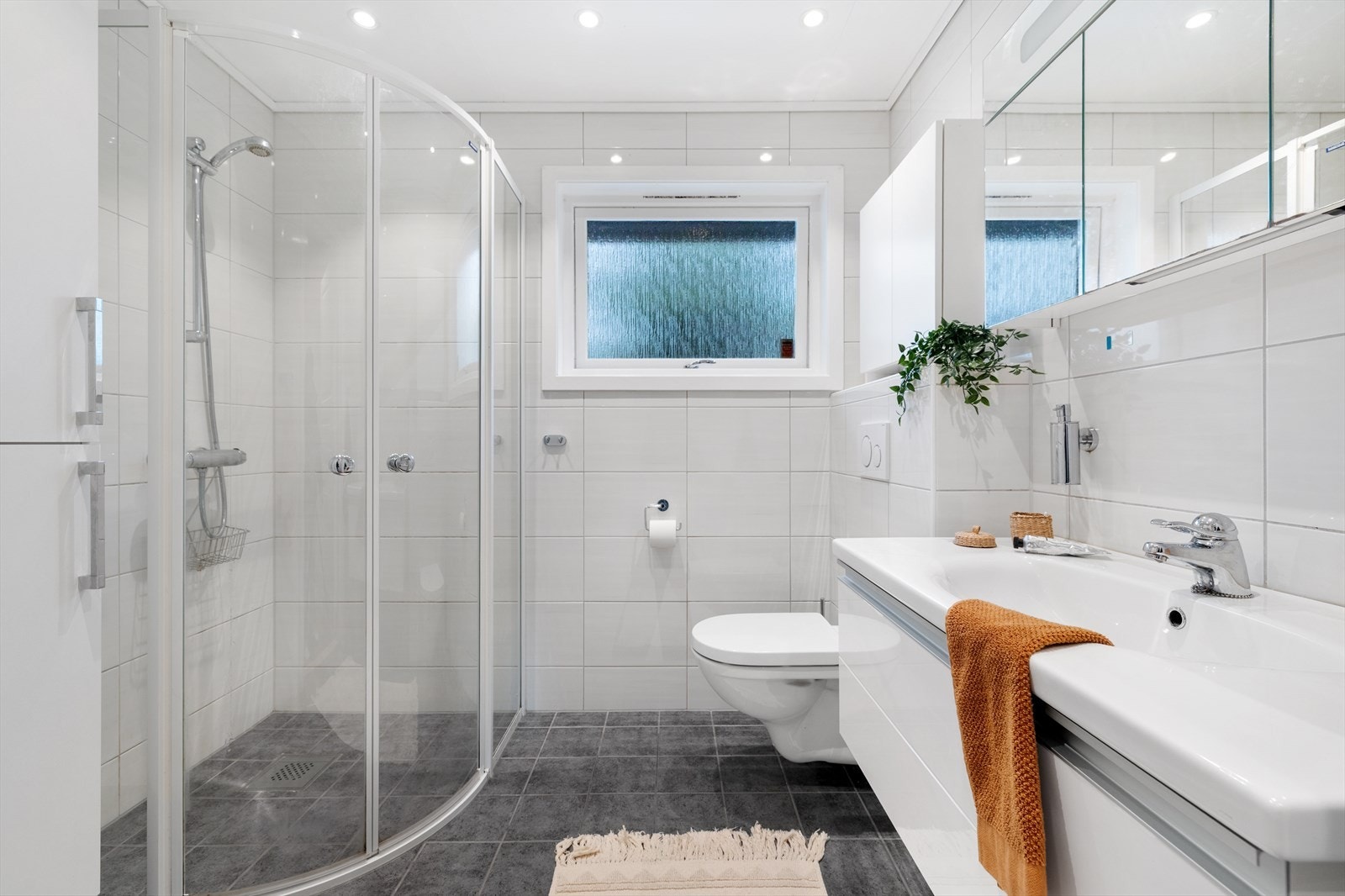 Etasjens bad er totaloppusset i 2012 og er tidløst. Galleribilde