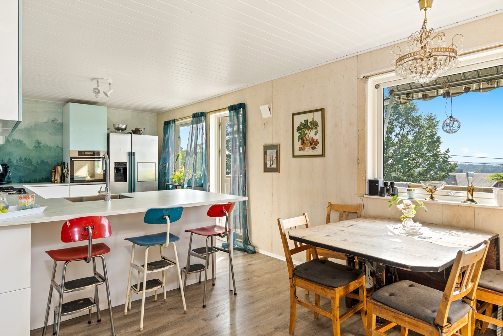 Spiseplass for sin naturlige plassering i nærhet av kjøkkenet. Galleribilde