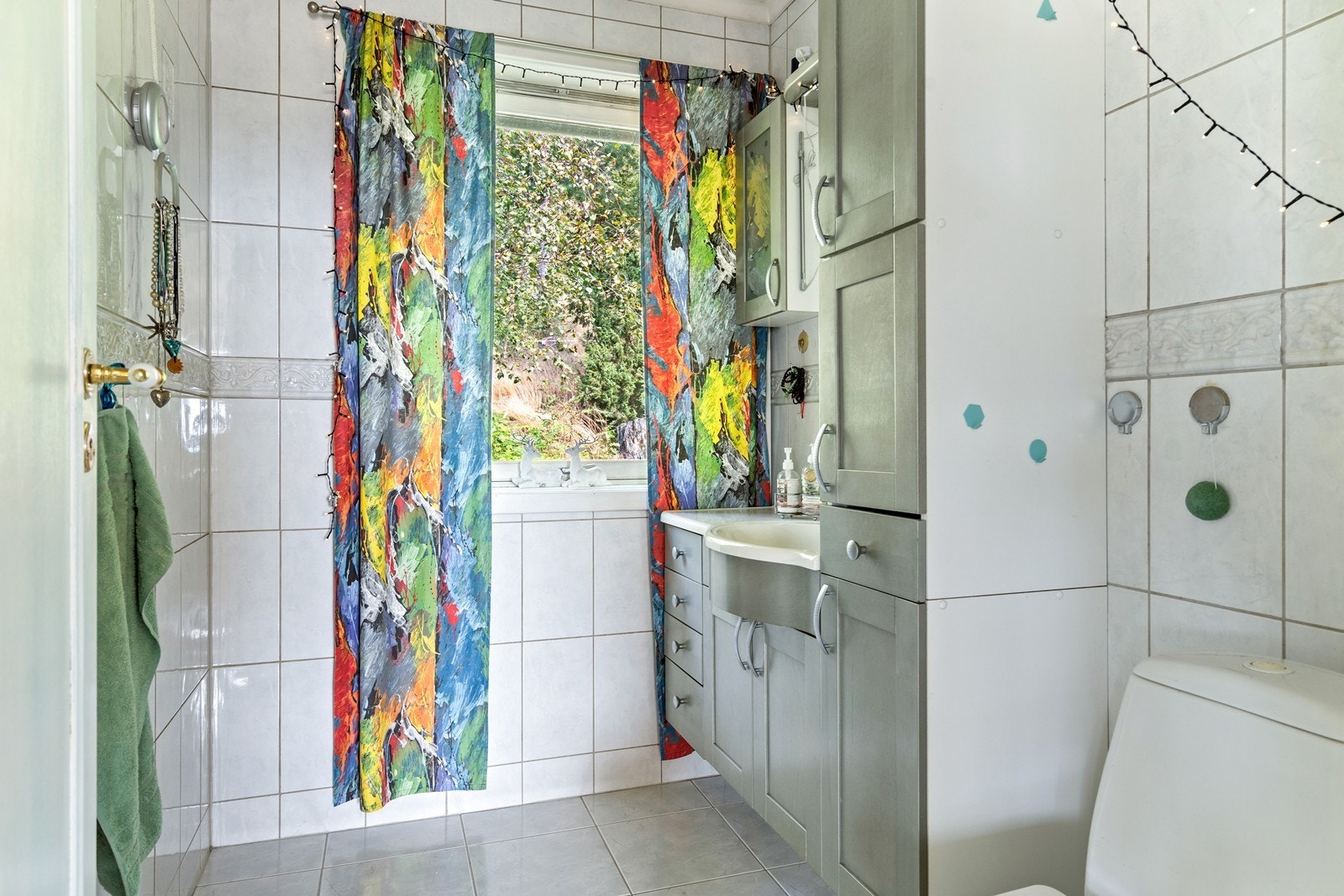 Flis lagt wc-rom beliggende i 1.etasje! Galleribilde