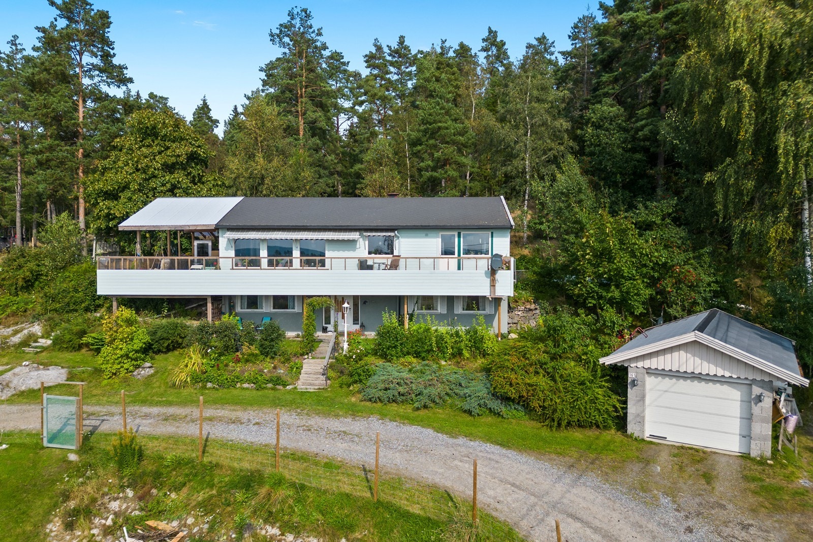 Parkering i garasje og egen gruset gårdsplass! Galleribilde