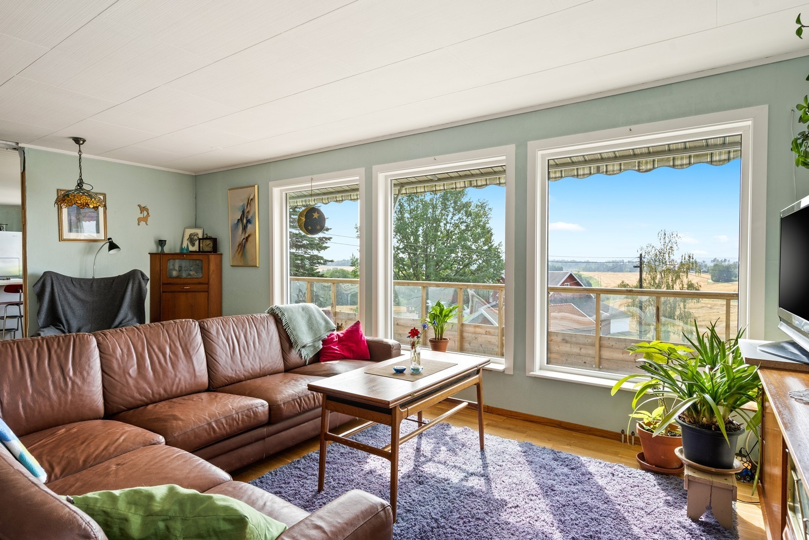 Store vindusflater som slipper rikelig med naturlig lys! Galleribilde