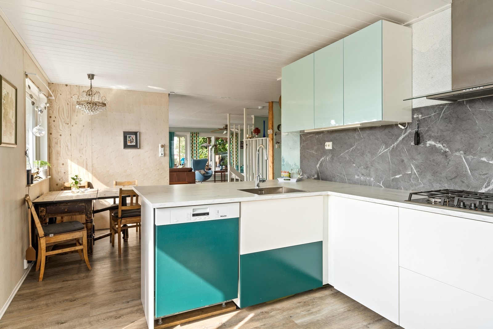 Kjøkkeninnredning og nye overflater er fra 2023! Galleribilde