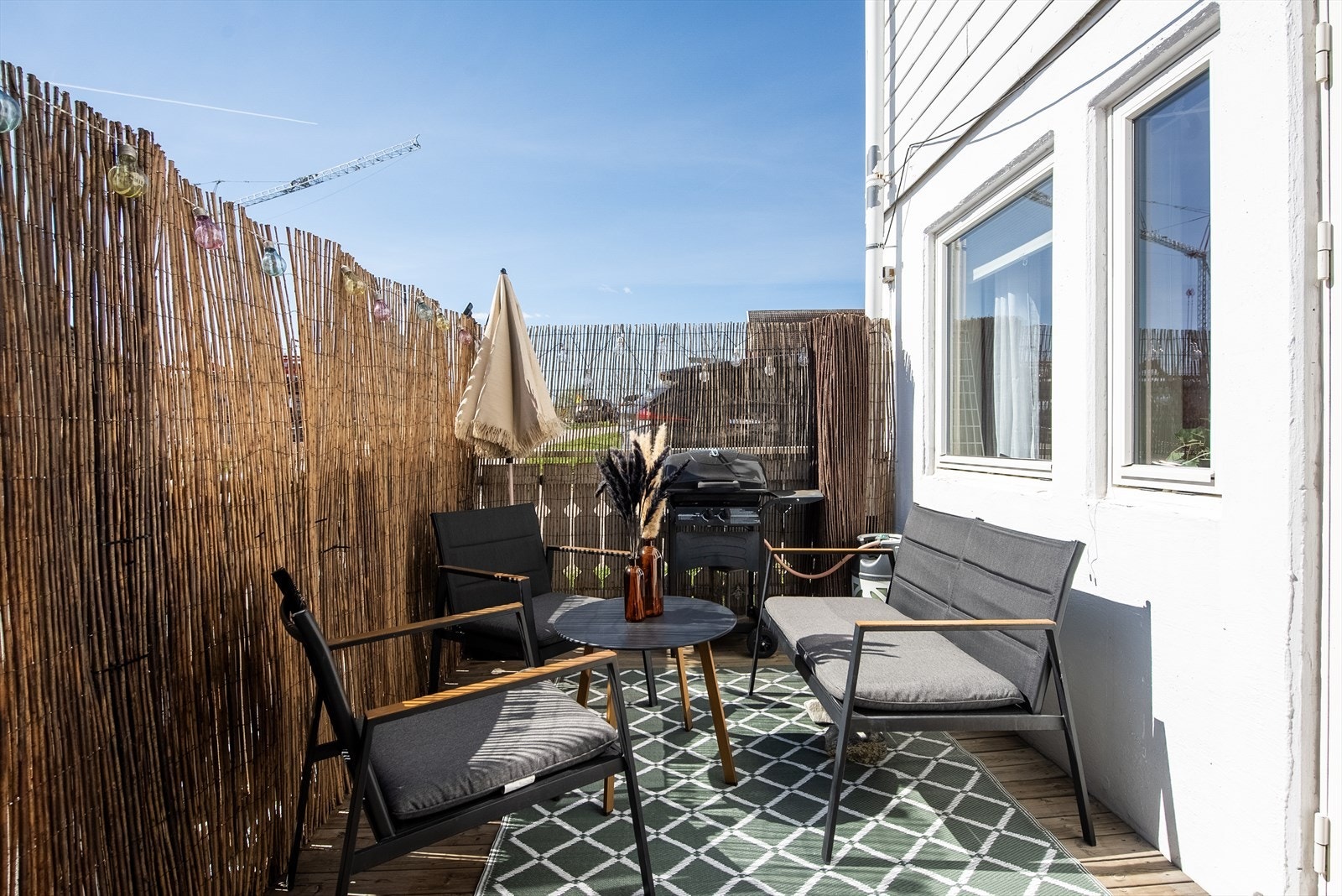 Bygningen har malte trevinduer med 2-lags glass Galleribilde