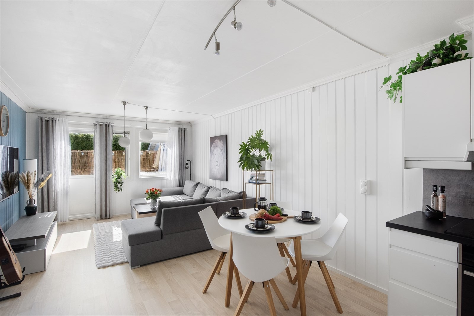 Utgang til en lun uteplass fra stuen Galleribilde