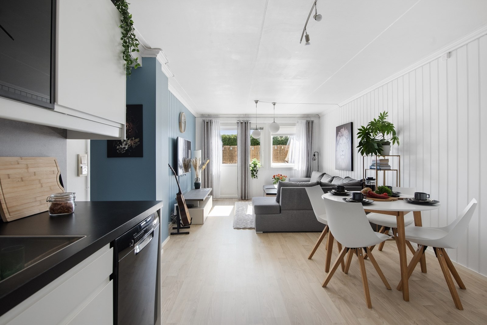 Hovedsaklig laminat på gulv som er opplyst å være fra 2019 i stue/kjøkken Galleribilde