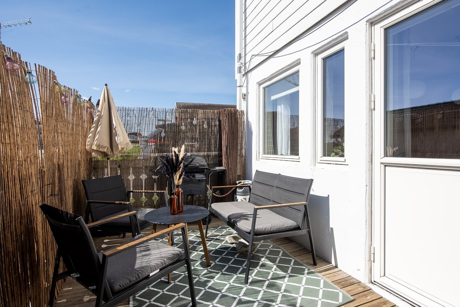 Lun og fin uteplass utfra stuen Galleribilde