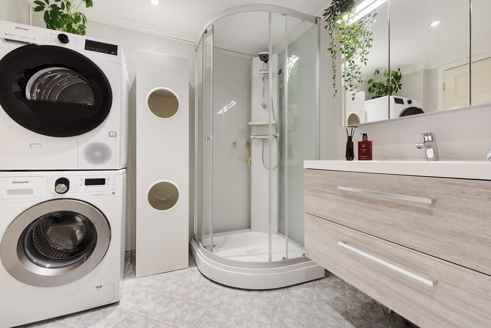 Badet er flislagt med varme i gulv Galleribilde