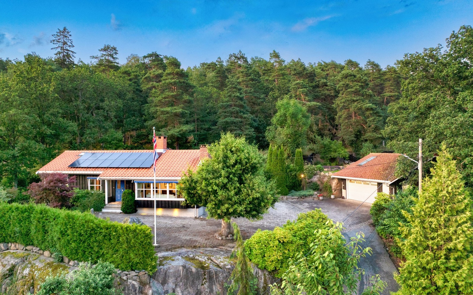 Bolighuset og garasjen - høyt og solrikt - tett på naturen, med kort vei til sentrum. Galleribilde