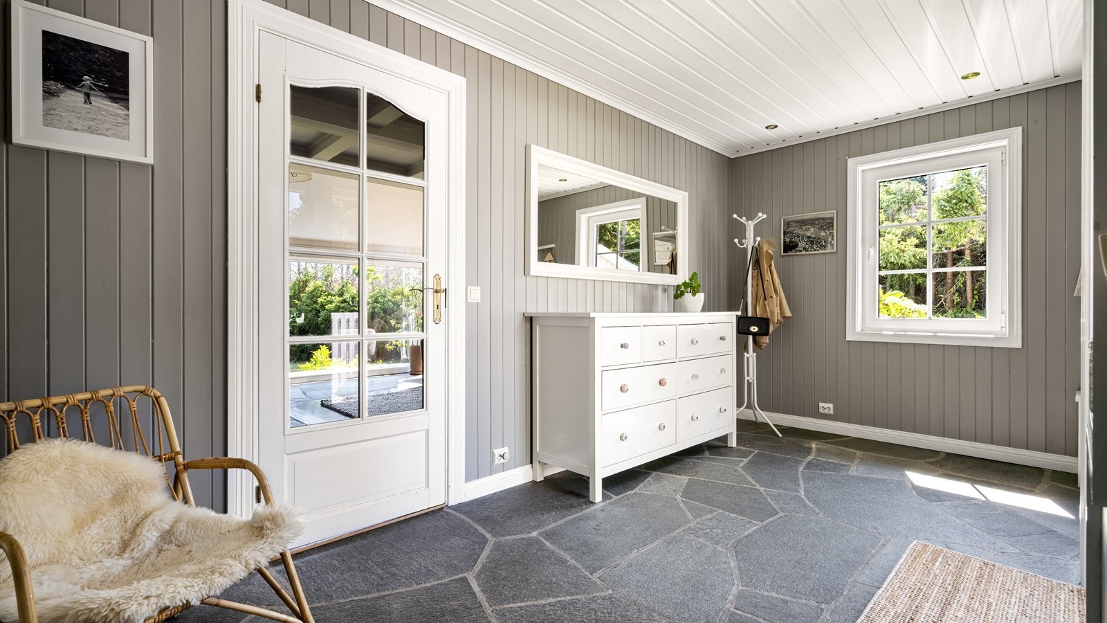 Hall med skifer og varmekabler Galleribilde