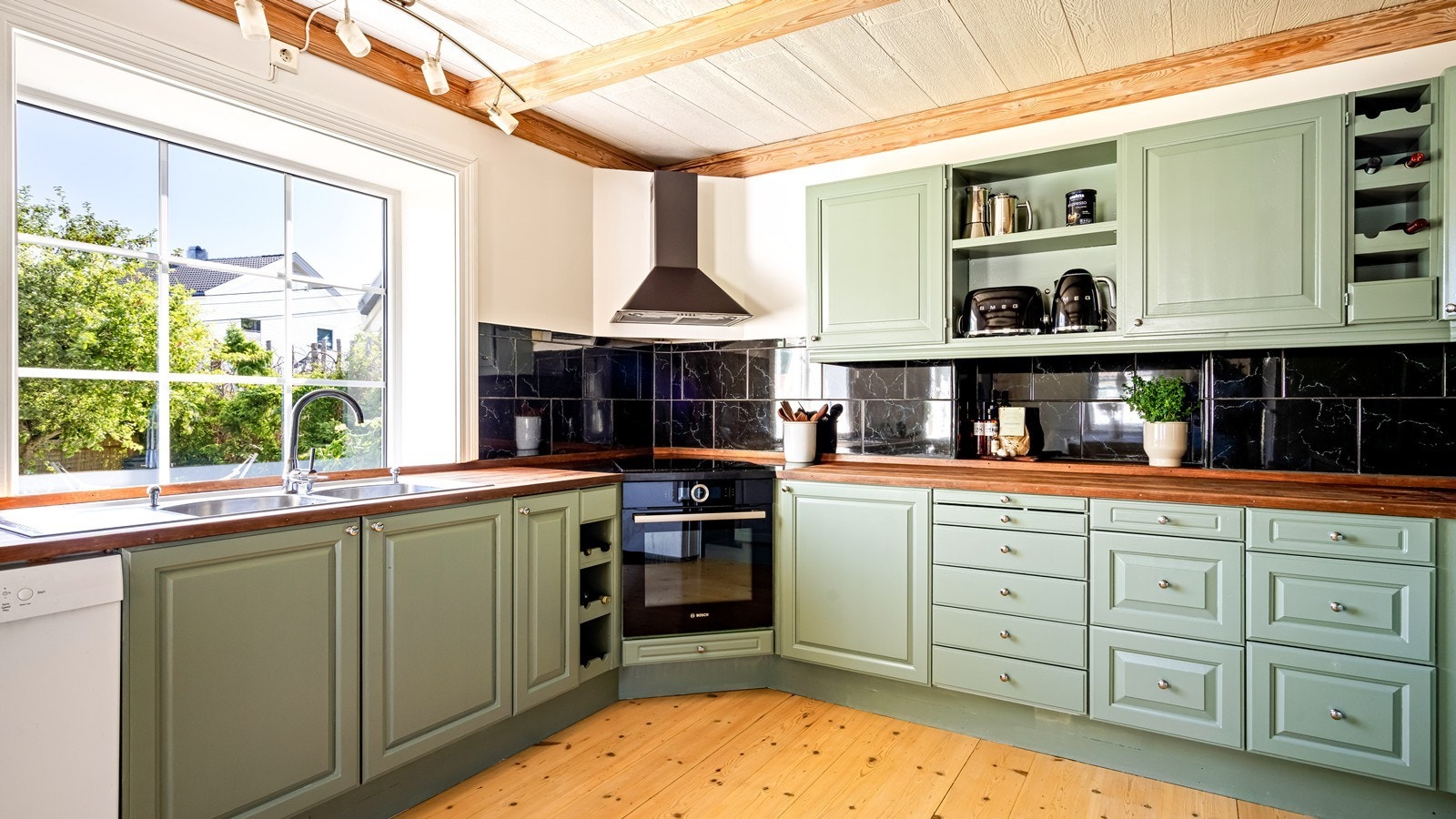 Kjøkken er romslig og innholdsrikt Galleribilde