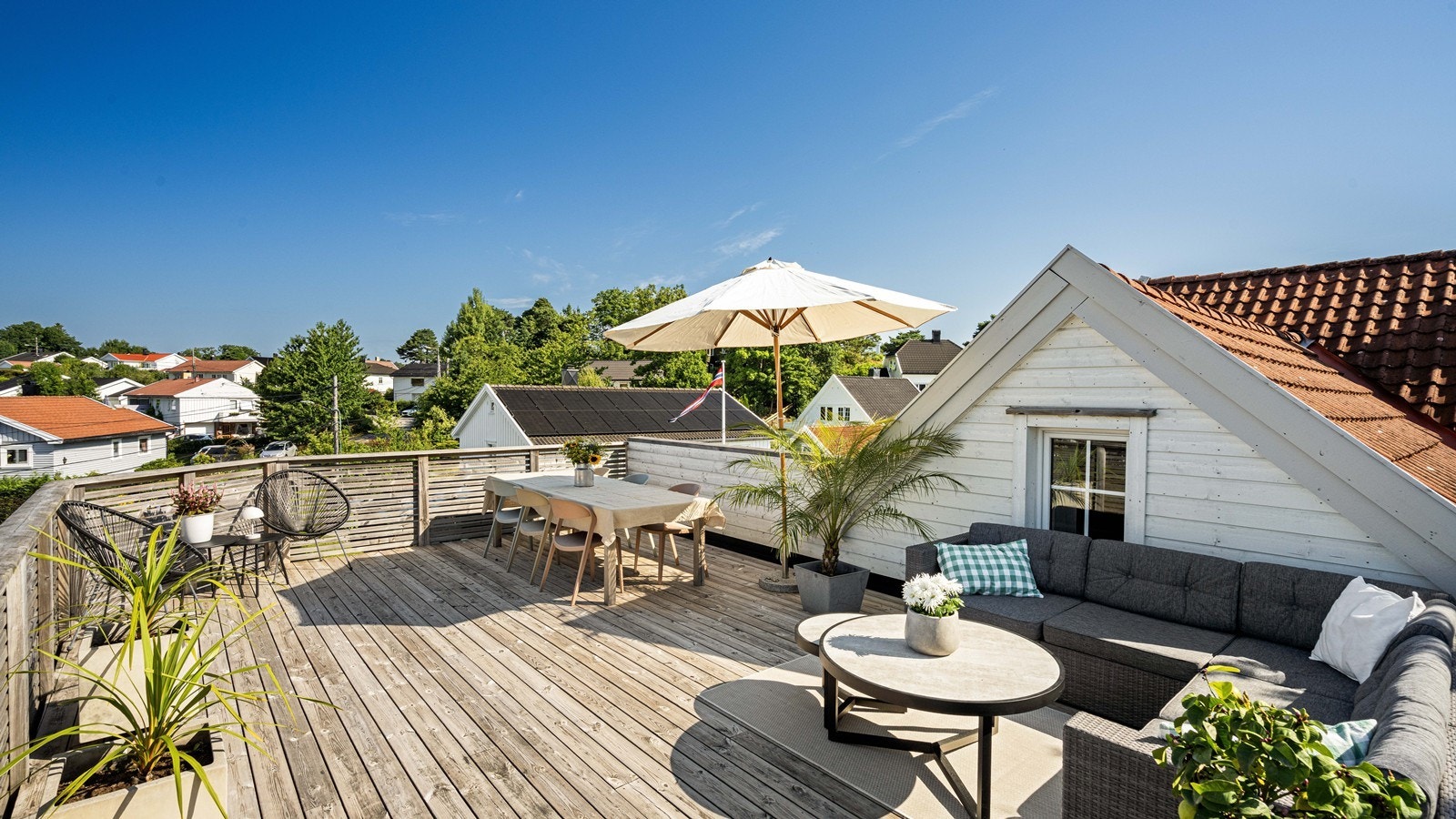 Takterrassen er romslig med god plass til ulike soner Galleribilde