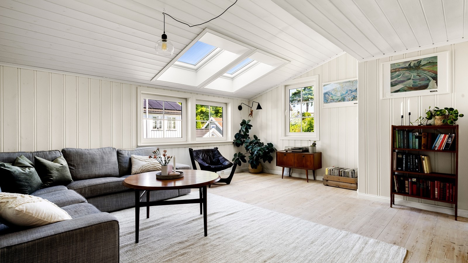 Stue med takvinduer gir mye naturlig lys Galleribilde