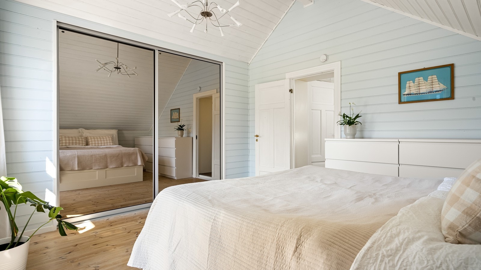 Stor skyvedørsgarderobe og høyt under taket Galleribilde