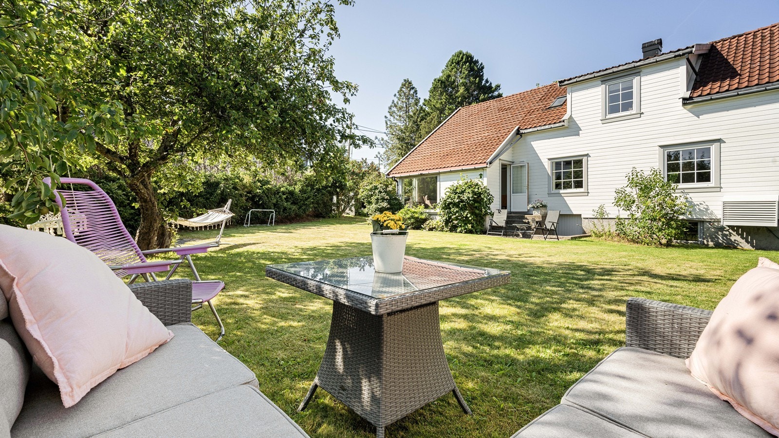 Romslig hage med god plass til alle aktiviteter Galleribilde