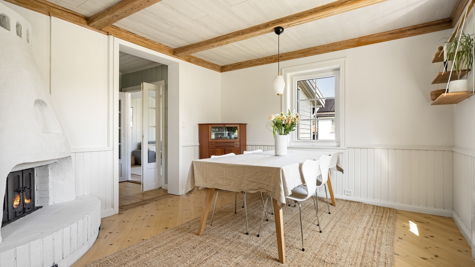 Romslig plass på kjøkken til stort spisebord Galleribilde