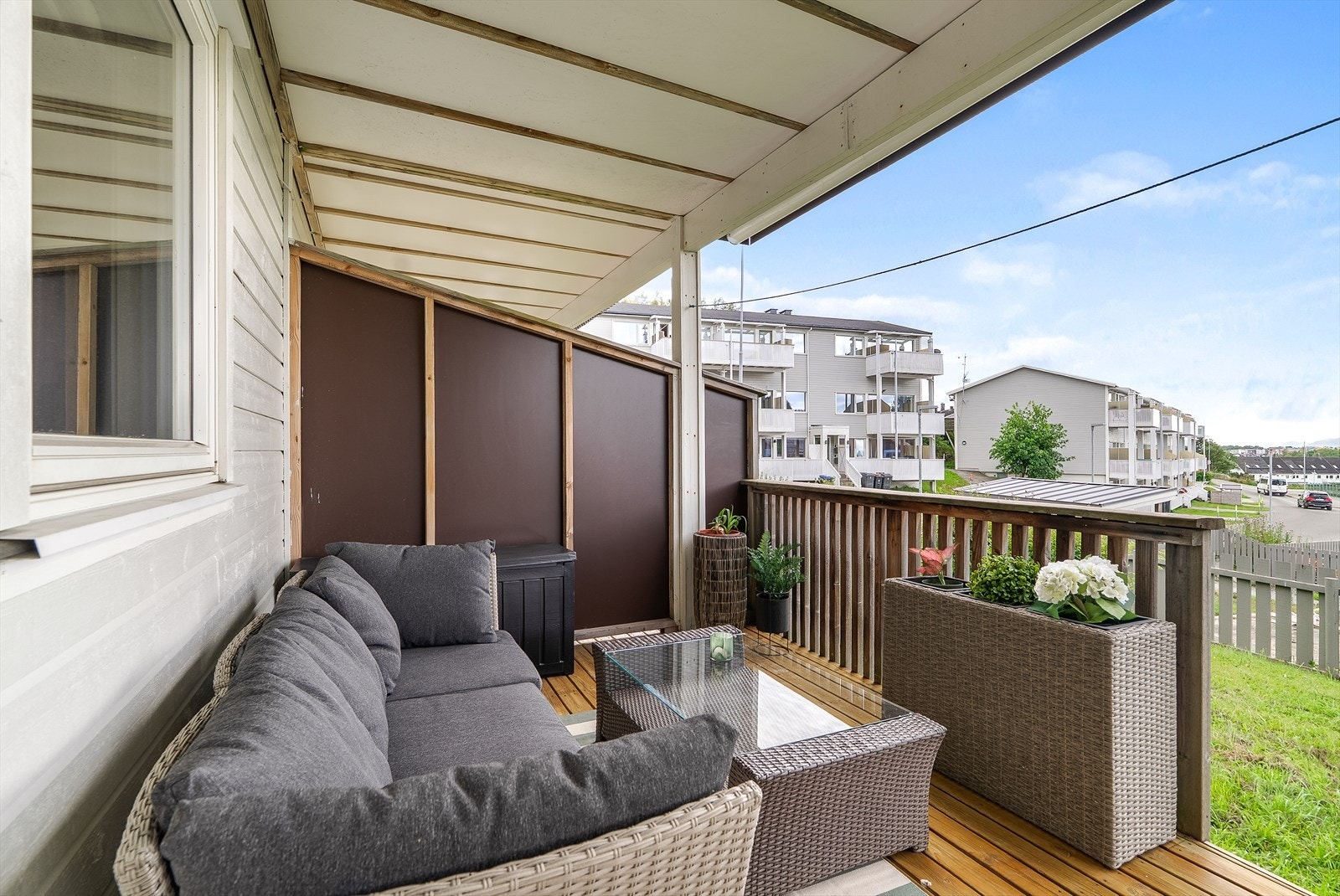 Balkongdøren er skiftet i 2012. Terrassen ble beiset og pusset sommeren 2024. Galleribilde