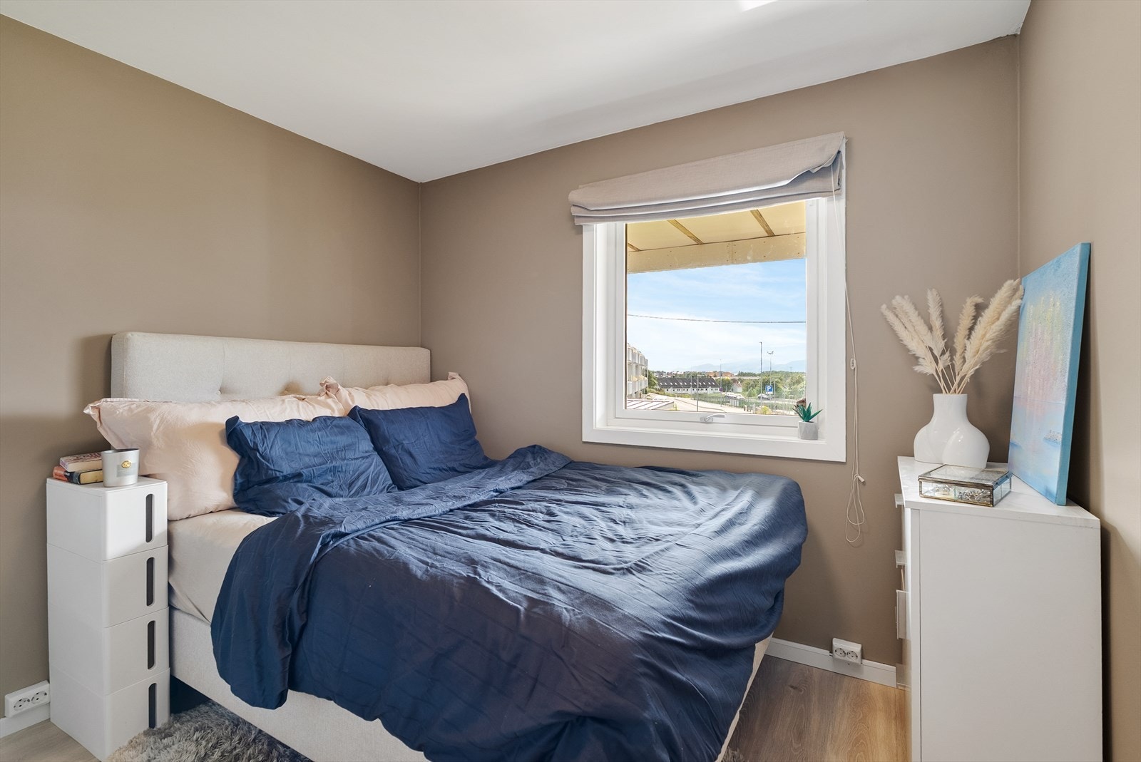 Soverom - garderobeløsning medfølger på handelen. Galleribilde