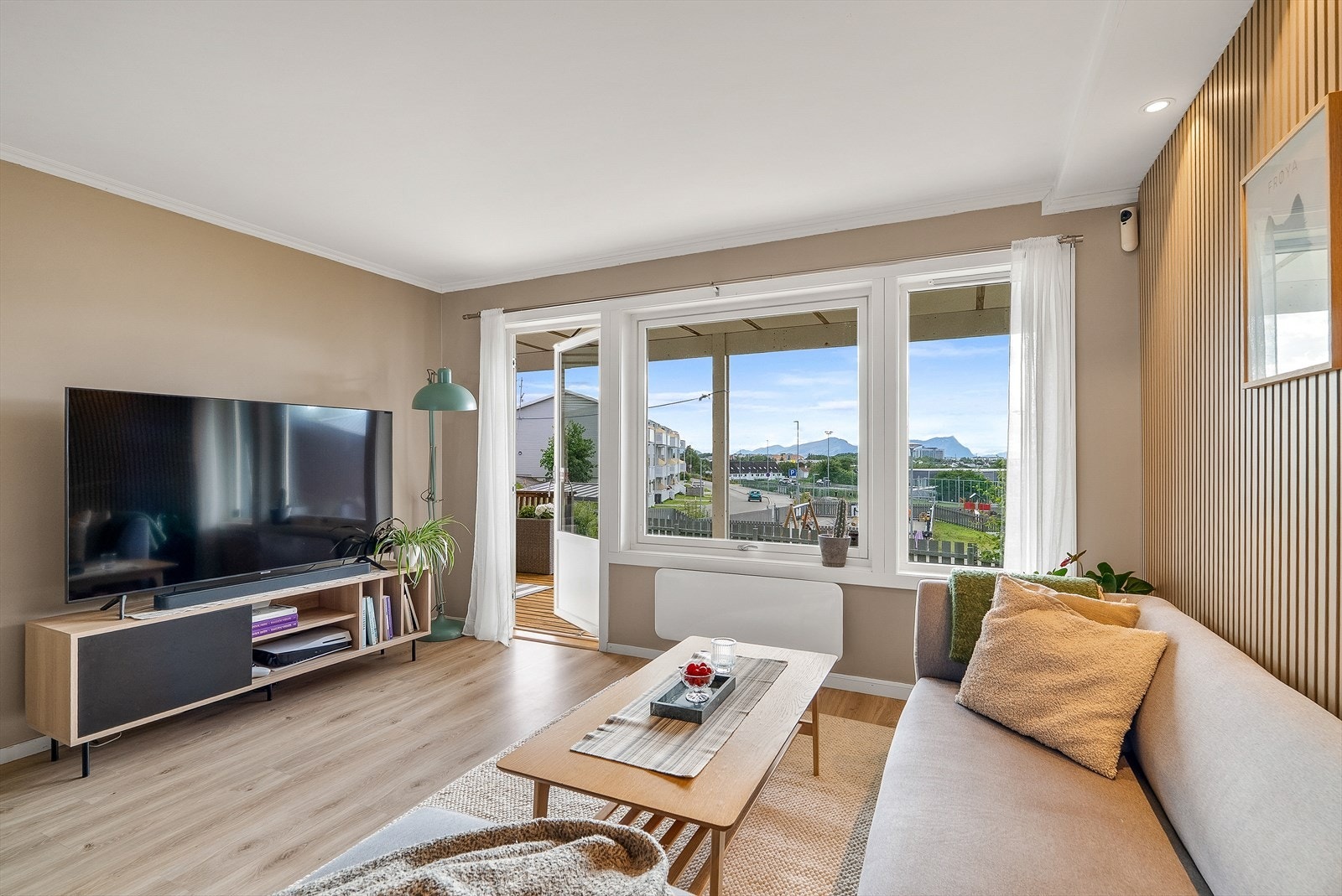 Fra stuen har du direkte adkomst til stor flott terrasse med gode solforhold og god utsikt! Galleribilde