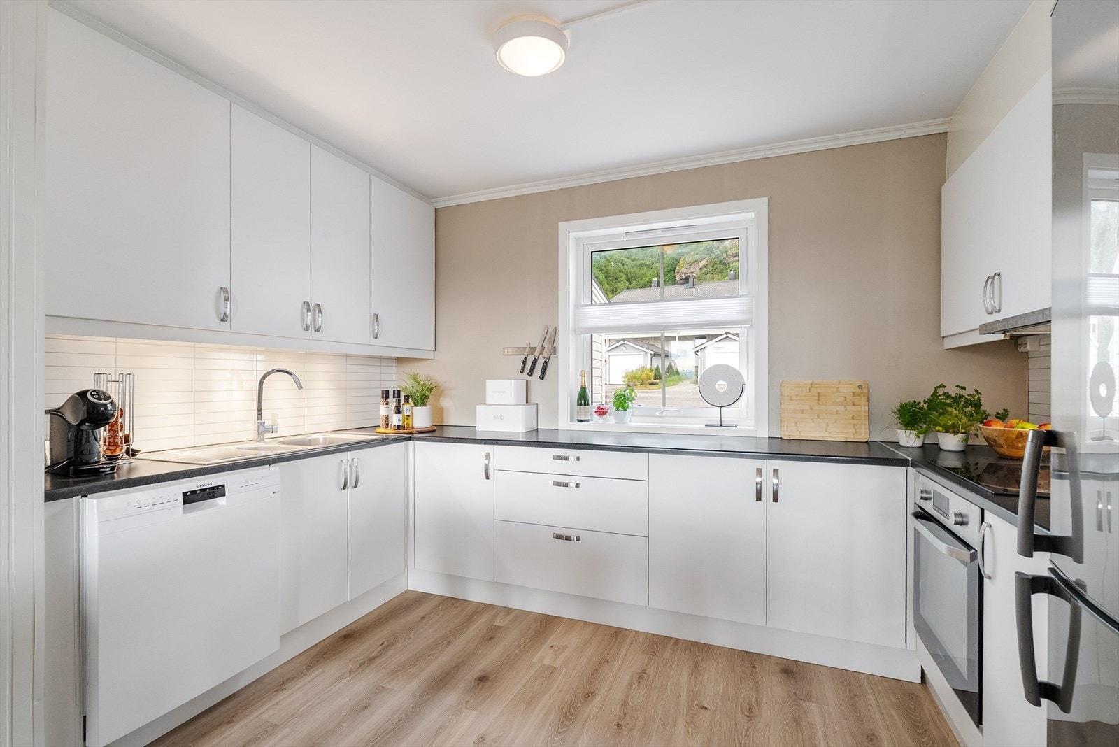 Kjøkkenet er byttet i 2017 av tidligere eier. Det er montert waterguard under kjøkkenbenk, samt i bod ved varmtvannsbereder. Galleribilde