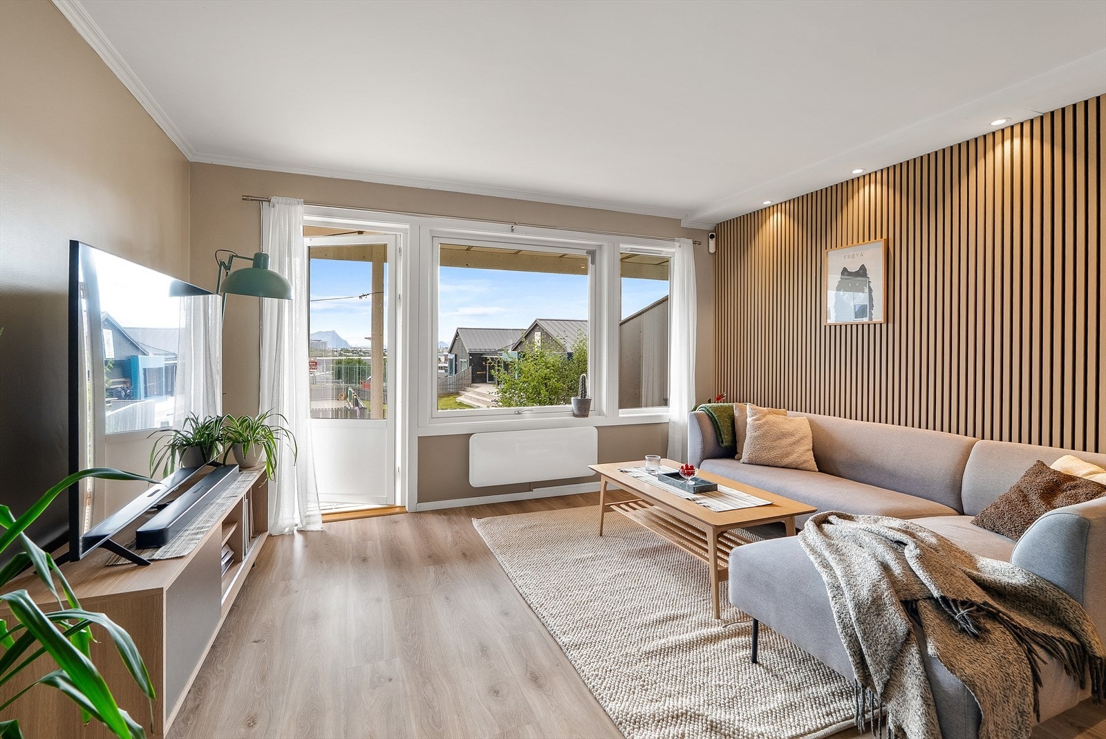 Nåværende eier har gjort følgende oppgraderinger i leiligheten: Satt opp spilevegg i stue samt helsparklet de fleste overflater. Galleribilde