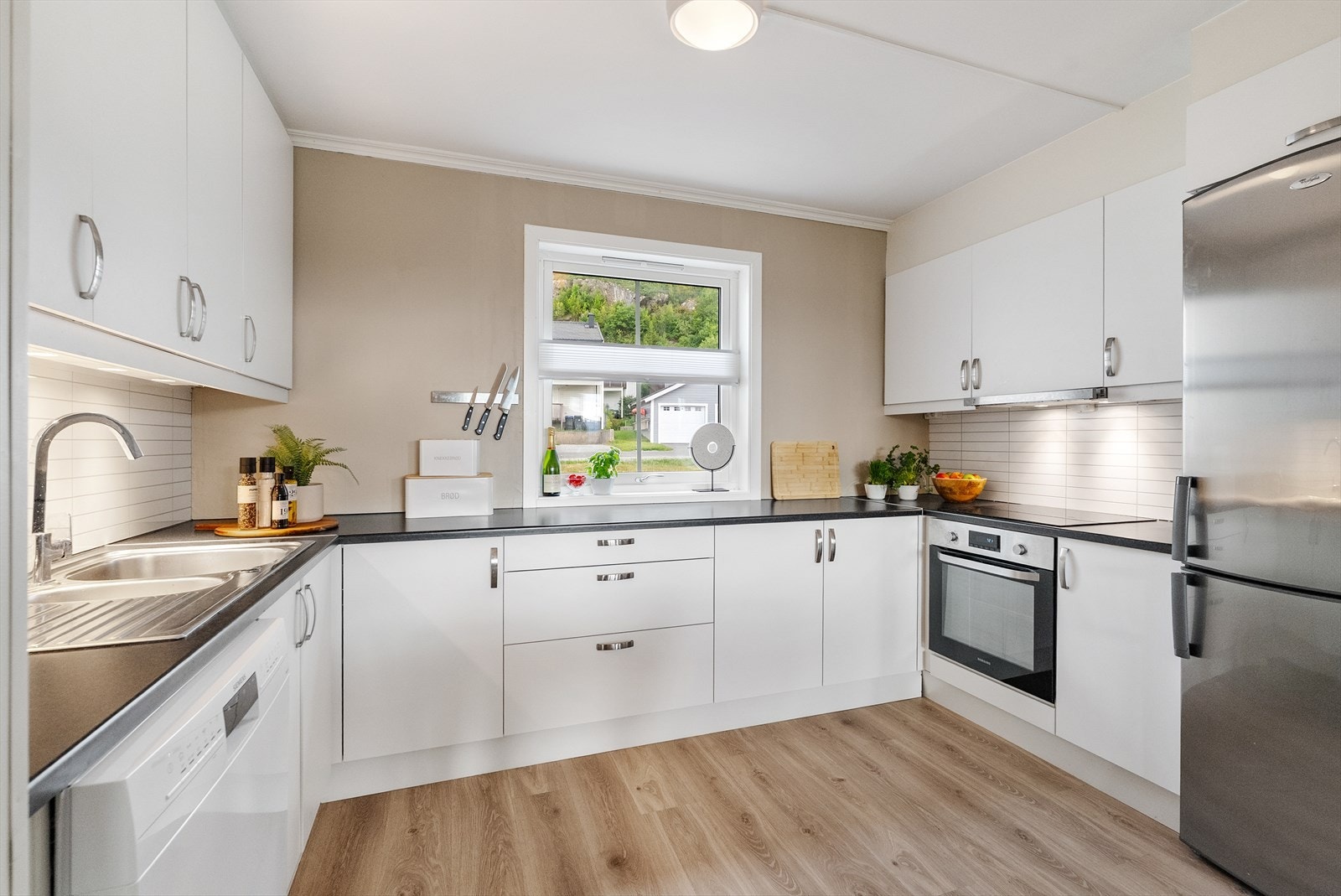 Kjøkkenet er byttet i 2017 av tidligere eier. Det er montert waterguard under kjøkkenbenk, samt i bod ved varmtvannsbereder. Galleribilde