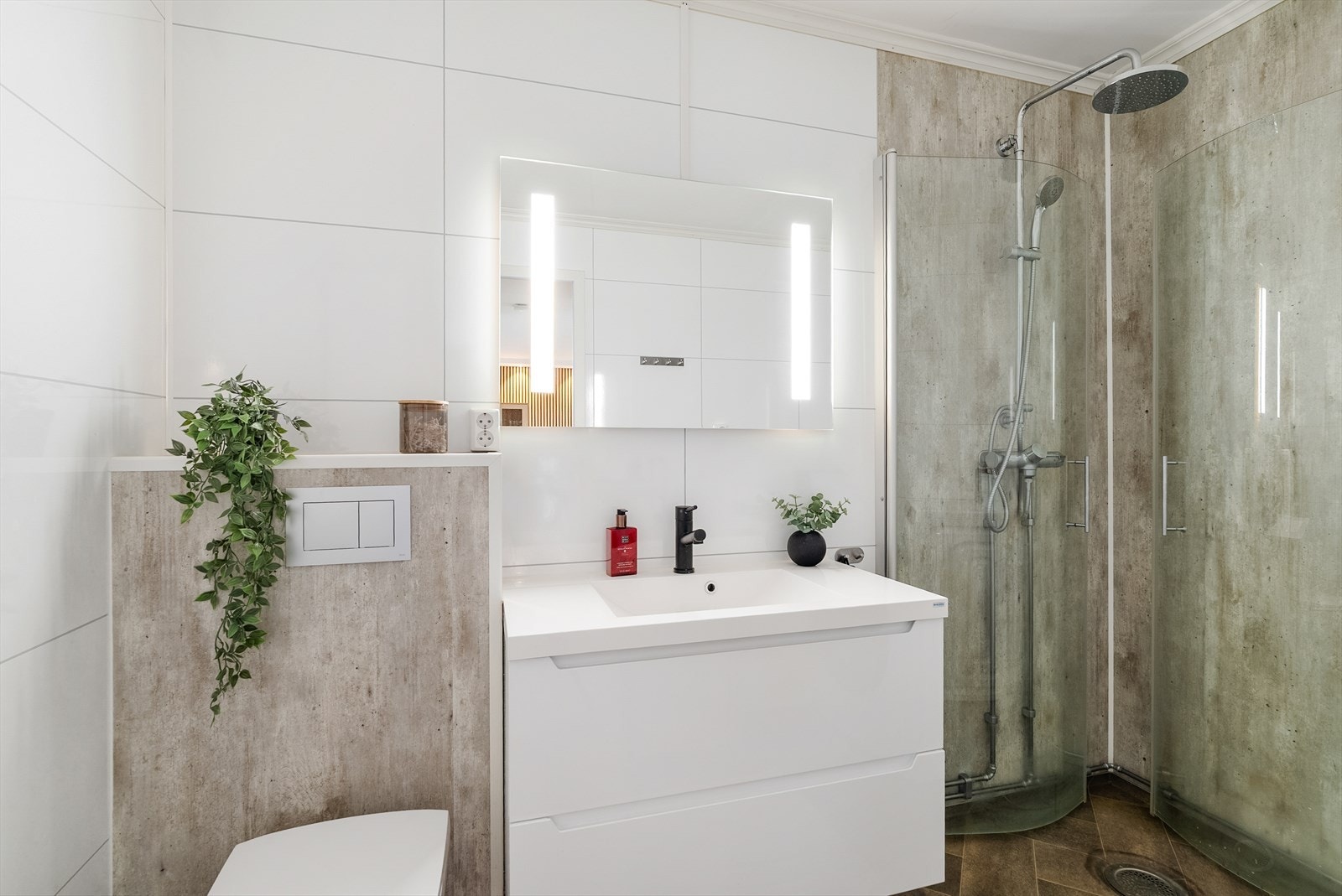 Nåværende eier har byttet blandebatteriet, dette ble gjort en av kjenning av selger som er utdannet rørlegger. Galleribilde