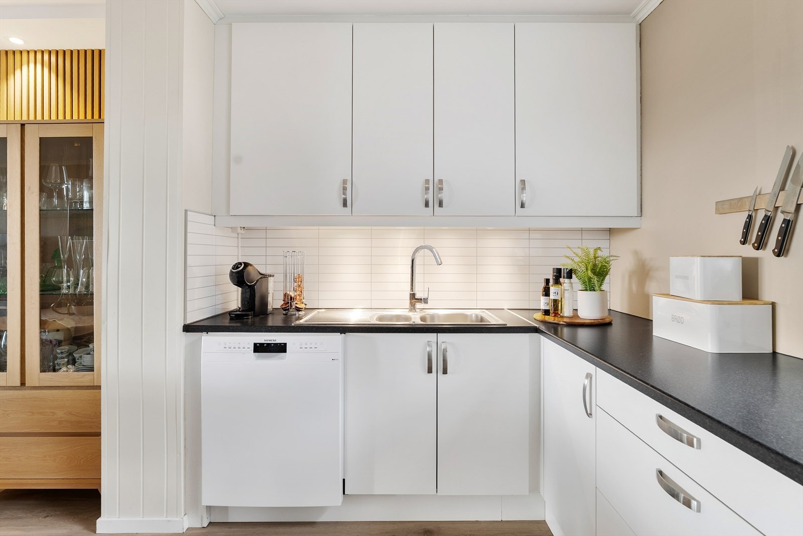 Kjøkkenet fremstår i god stand og er tildelt tilstandsgrad 1 fra takstmannen. Galleribilde