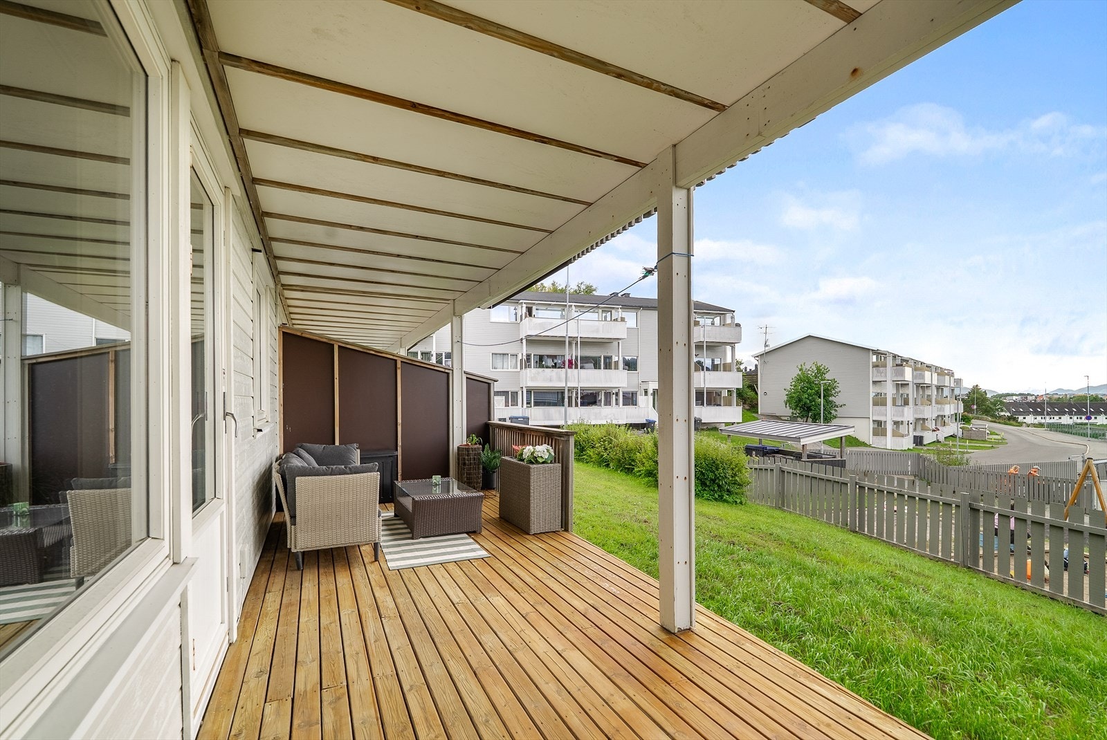 Stor flott terrasse med sol fra tidlig formiddag til ca. klokken 18:00 på ettermiddagstid Galleribilde