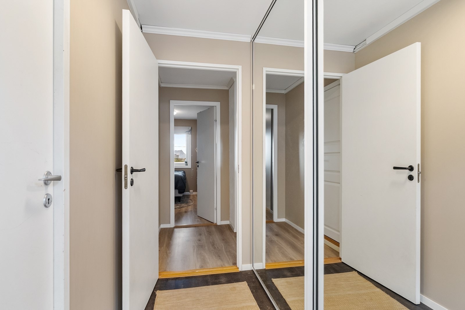 Yttergang er også helsparklet og malt. Dette ble utført av firma i 2024. Galleribilde