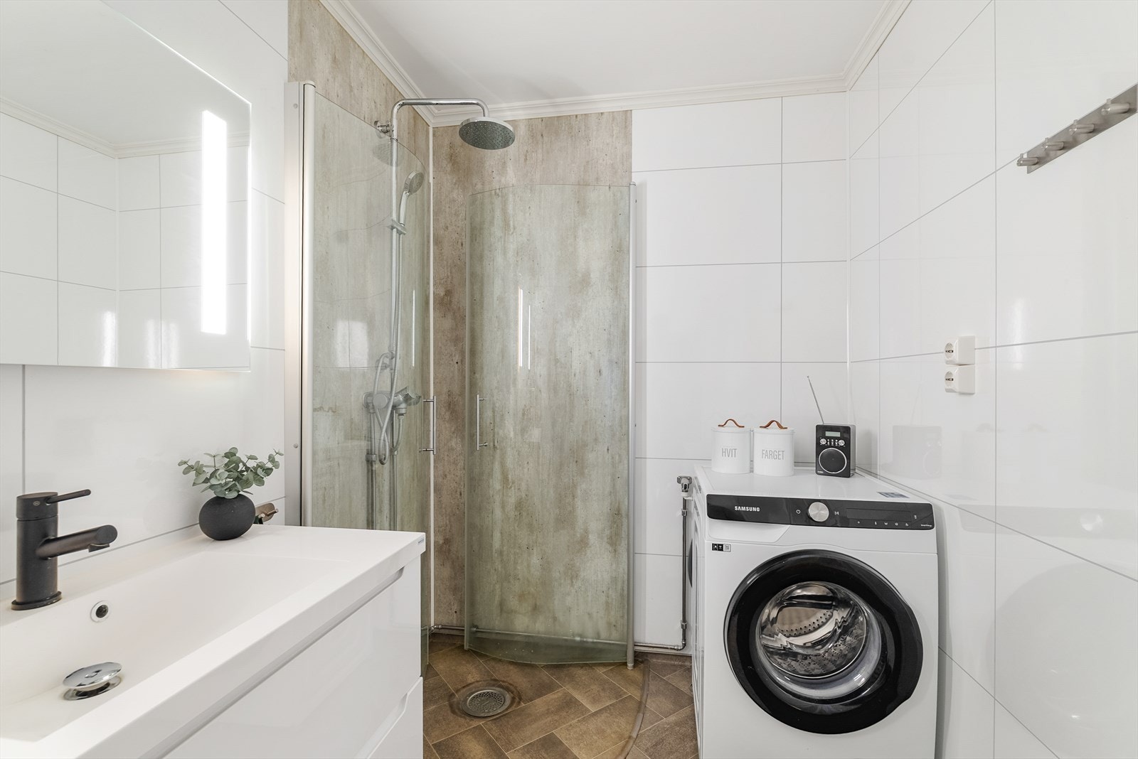 Lyst og pent bad oppgradert i 2017/18 av tidligere eier. Badet ble da også utvidet ved å ta deler av arealet til soverom. Galleribilde