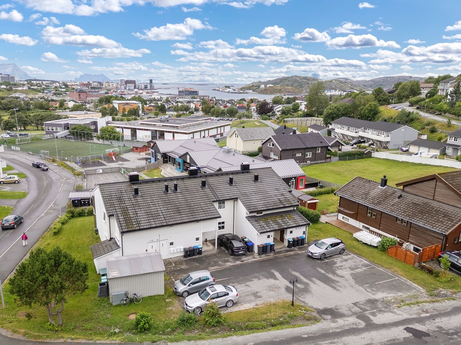 Leiligheten har parkering i innhuket, rett ved inngangsdøren! Galleribilde