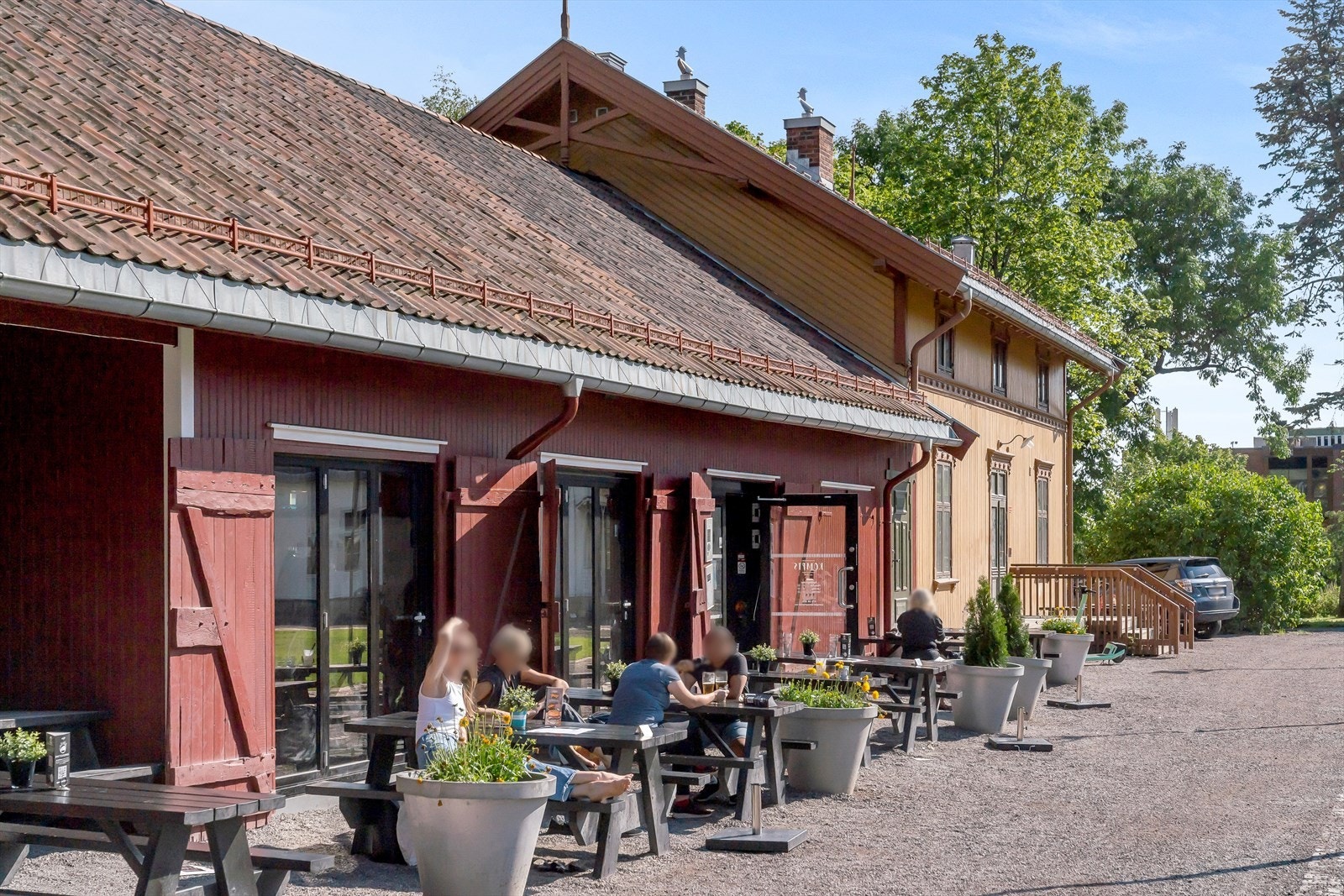 Kort vei til Lillo Torg og Lillo gård fra utgangen på baksiden av bygget i 3 etasje. Galleribilde
