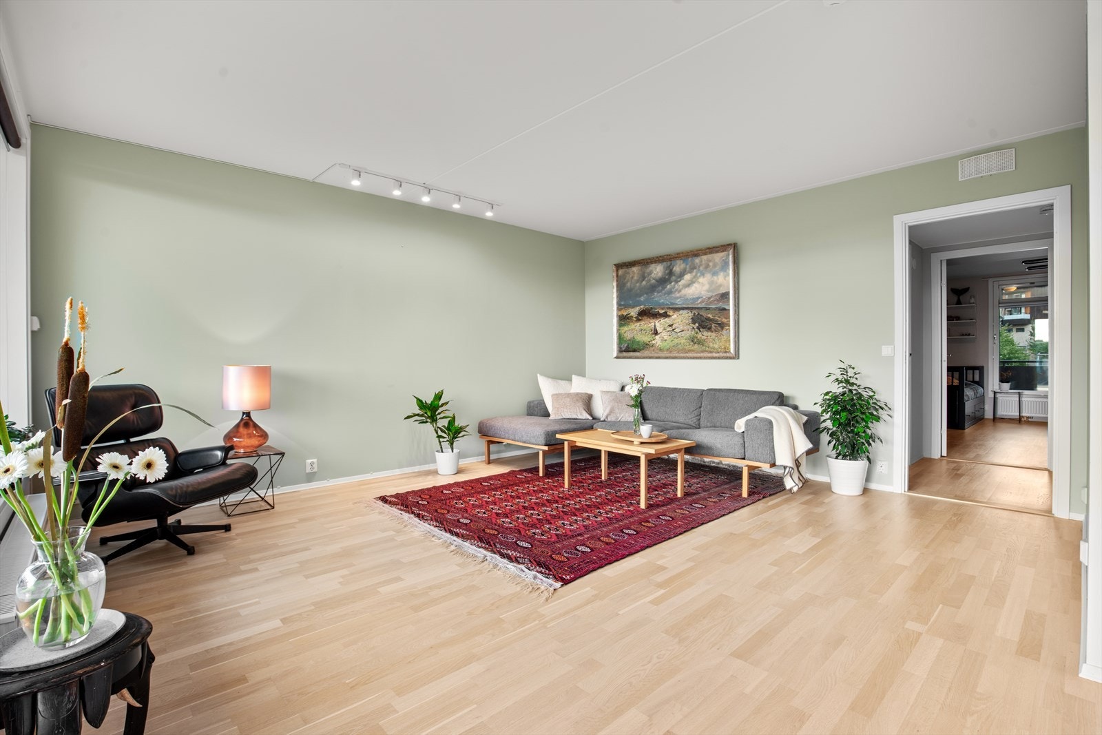Den åpne planløsningen gir svært gode møbleringsmuligheter for både sofagruppe, spisebord og øvrig interiør - her kan du enkelt tilpasse etter egne behov og stil. Galleribilde