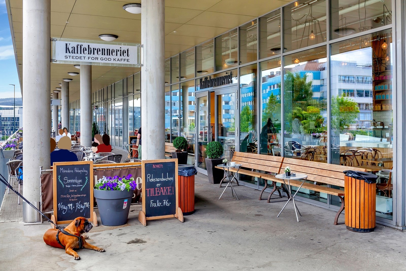 Her finner du over 130 butikker og spisesteder, samt tjenester som apotek, dagligvarebutikker, frisør og vinmonopol. Et perfekt sted for både hverdagshandel og helgekos. Galleribilde