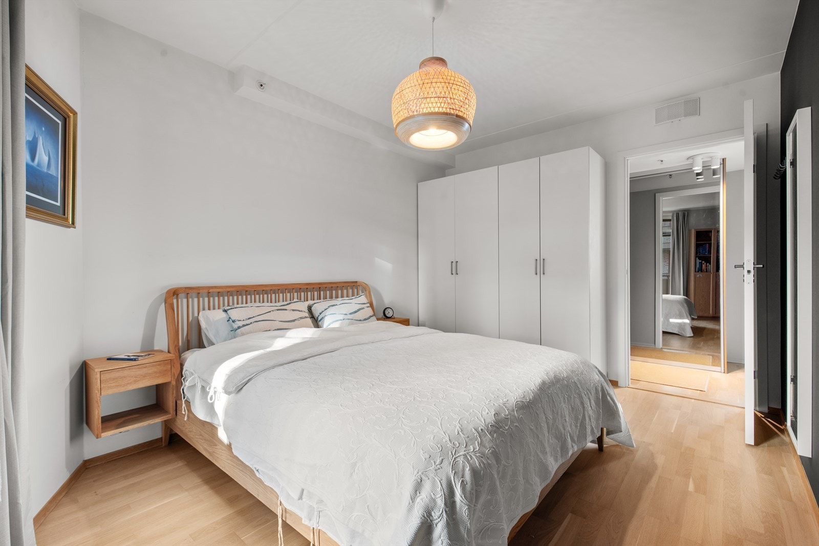 Det er veldig mye innvendig oppbevaring med store garderober på hovedsoverom og i entré, samt walk-in-garderobe på det siste soverommet. Galleribilde