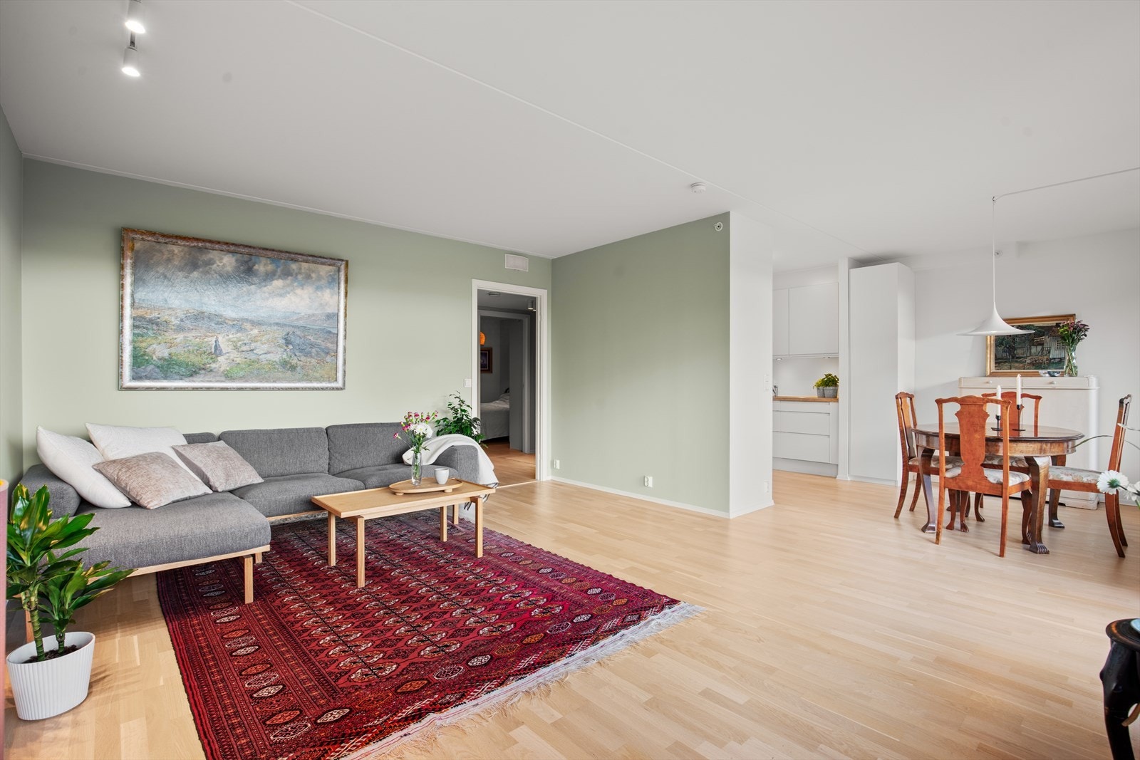 Å bo her er "easy living" med heis rett ned i garasjen, innvendig sykkelrom/sykkelverksted, smørebod og utgang i 3 etasje mot Lillo Torg med butikker og servering. Galleribilde