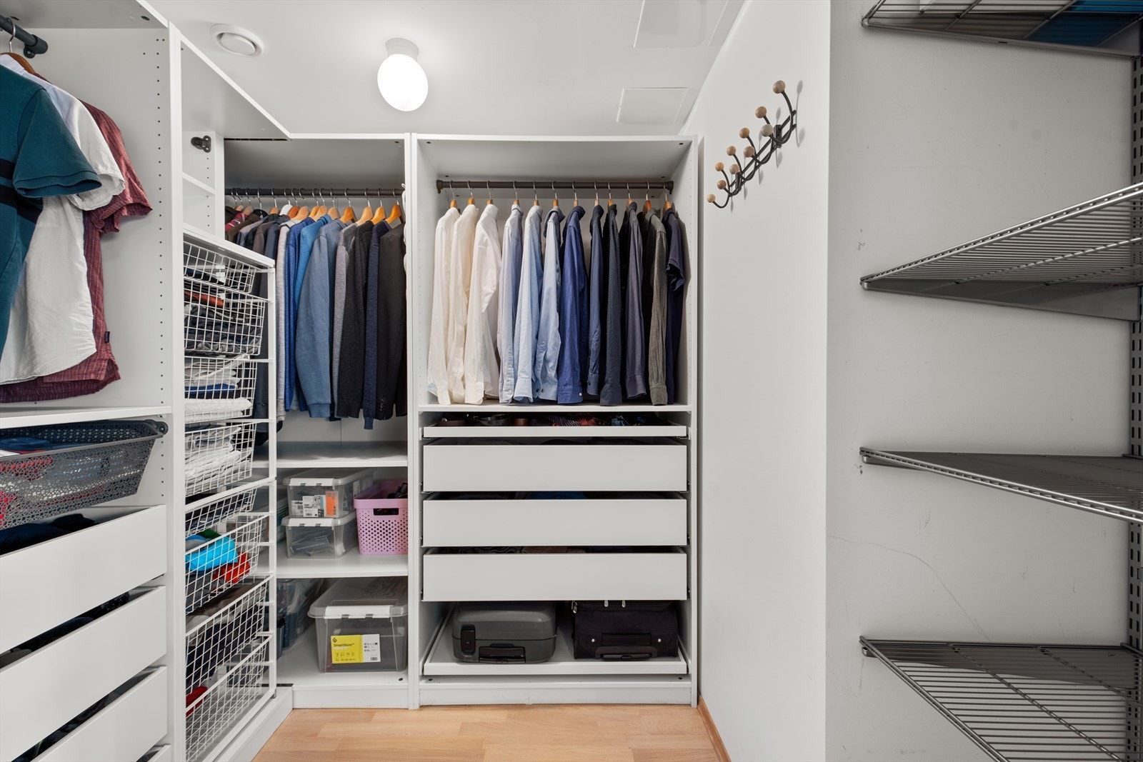 Herfra har du direkte adgang til en praktisk walk-in garderobe/bod med svært god lagringskapasitet - ideelt for klær, utstyr eller sesongbaserte eiendeler. Galleribilde