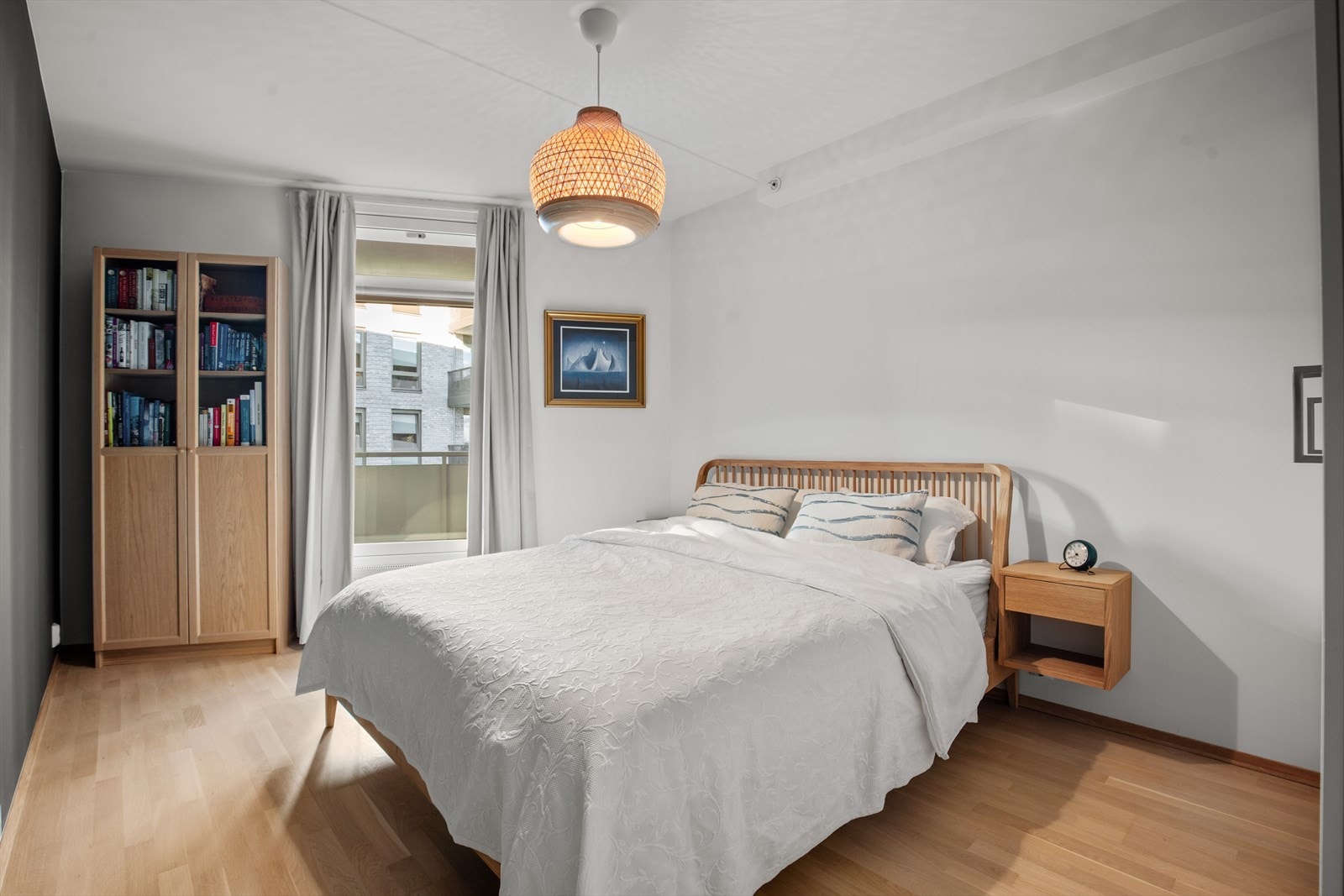 Hovedsoverommet har plass til en dobbeltseng med nattbord på begge sider, samt et romslig garderobeskap som dekker én hel vegg - perfekt for deg som ønsker god oppbevaringsplass. Galleribilde