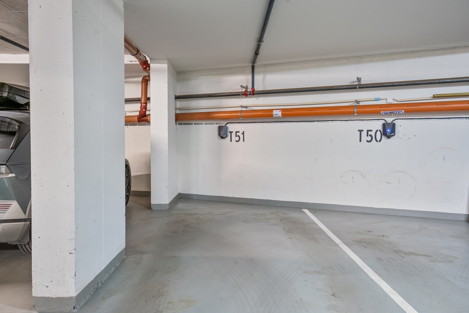 Garasjeplass i lukket garasjeanlegg merket med nr. T51 med heisadkomst. Galleribilde
